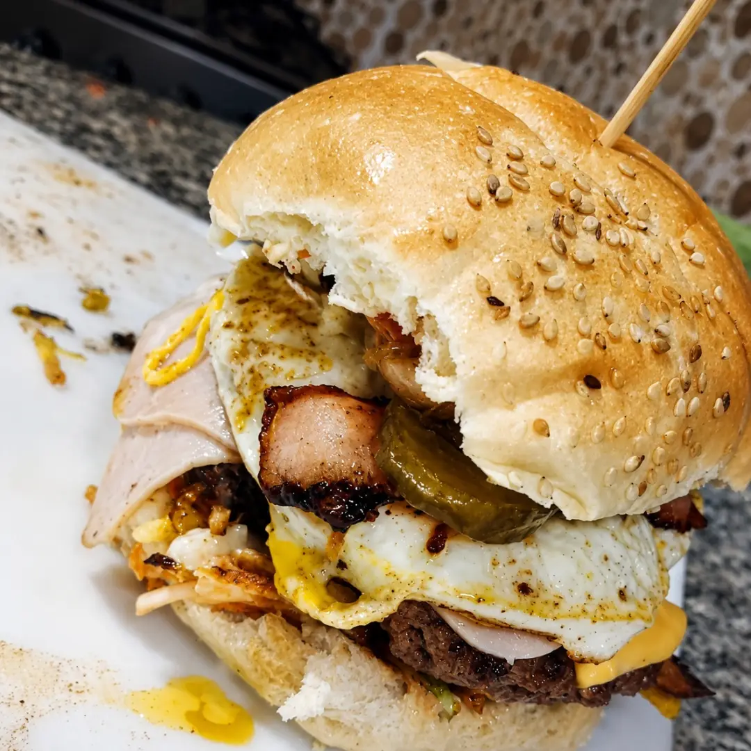 Hambúrguer da Burguesia com queijo, ovo e pão de sésamo